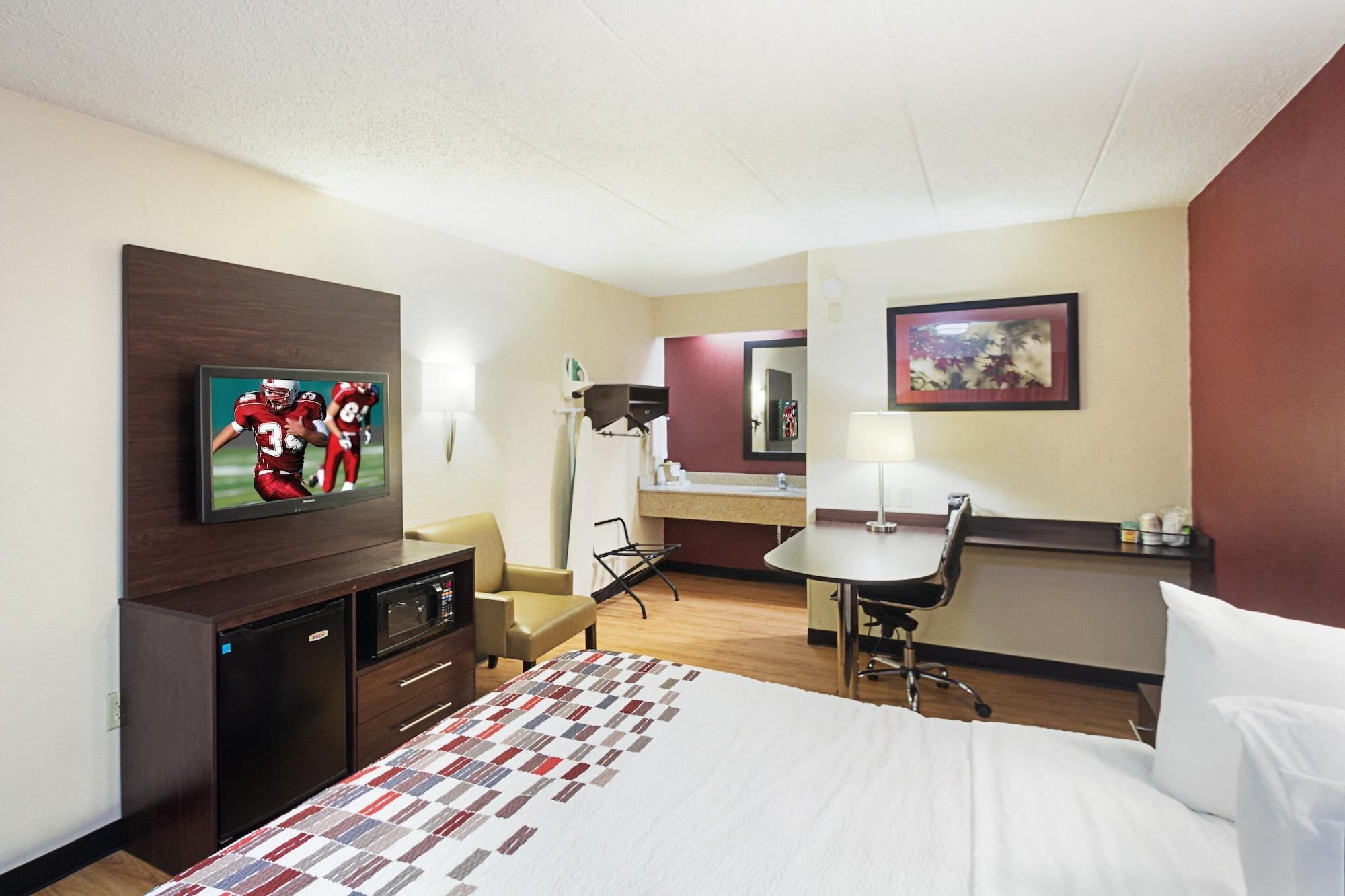 Red Roof Inn Cincinnati East - Beechmont Cherry Grove Exterior photo